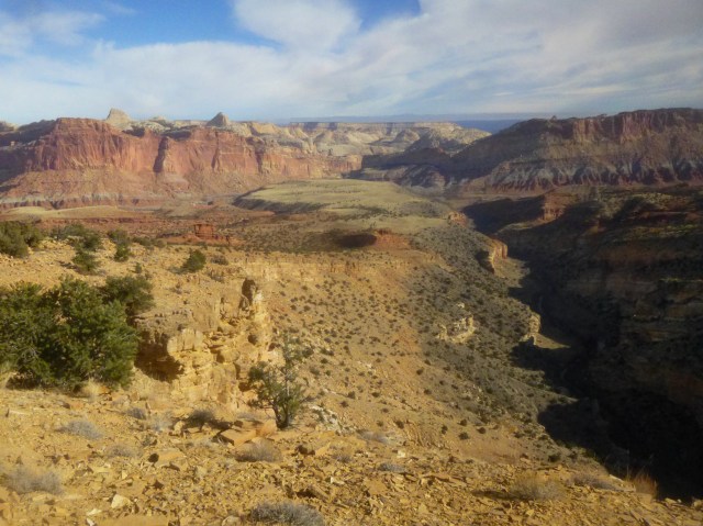 View of Fremont River and Waterpocket Fold to the east, Fremont Gorge Overlook Trail, Capitol Reef National Park