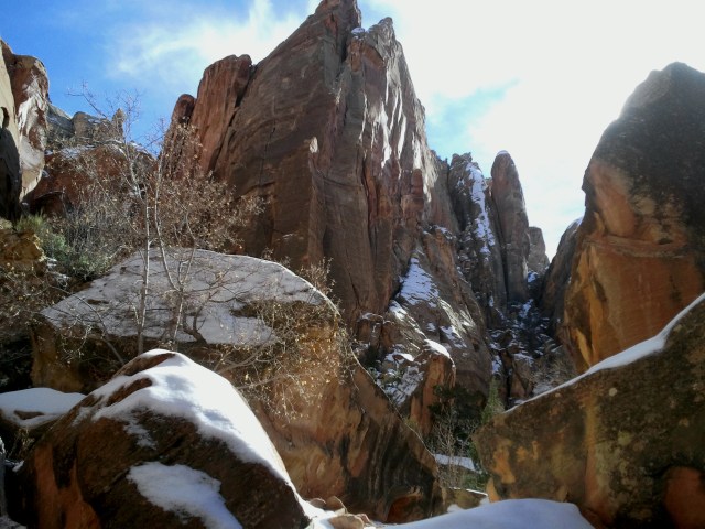 Boulder jam, as the canyon forks: left to Timpie Fork of Shinob Canyon, right to Shinob Canyon proper