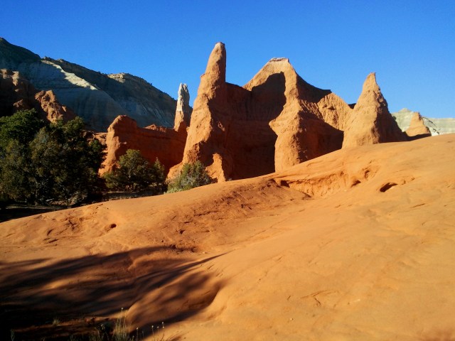 Temple of red-orange Entrada (Gunsight Butte member) with the white cliffs of the Escalante Member beyond, Kodachrome Basin State Park