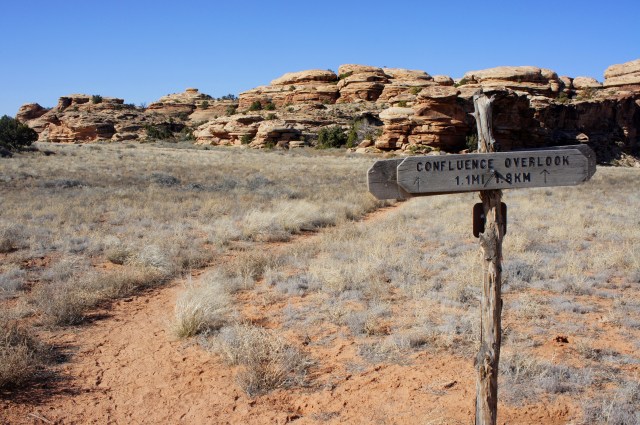 Continuation of the Confluence Overlook Trail in Cyclone Canyon