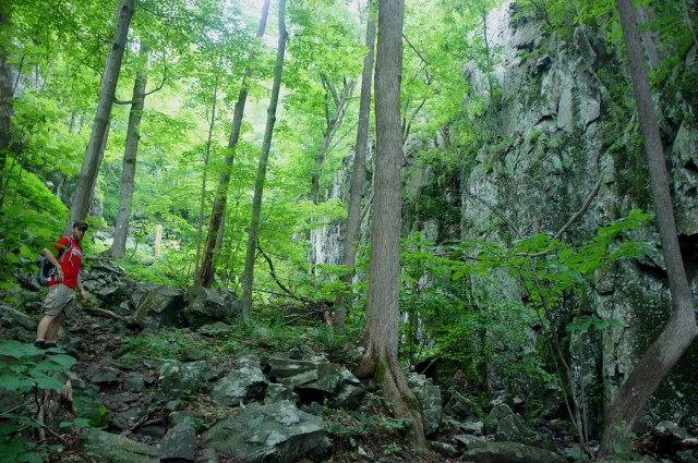 Impressive rock face along Little Devils Stairs