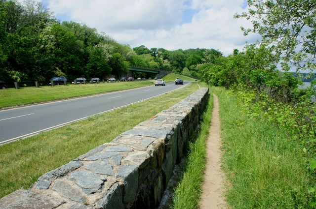 Potomac Heritage Trail parallels the George Washington Memorial Parkway